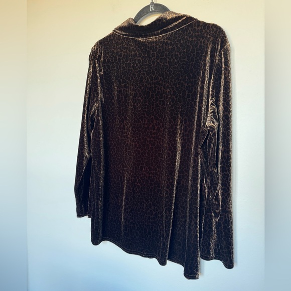 Kathie Lee Collection Leopard Print Velvet Top - Picture 4 of 8